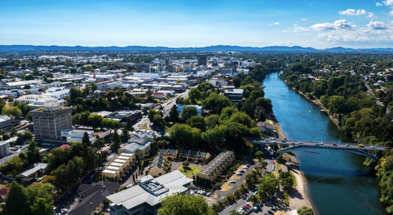 2 Bedroom Home Away From Home Near Cbd & Private Parking Hamilton Eksteriør bilde