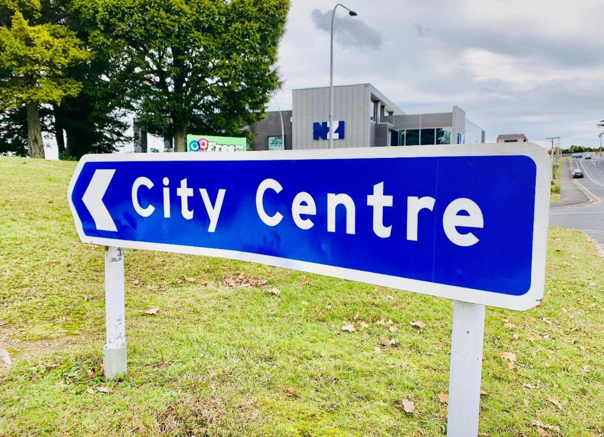 2 Bedroom Home Away From Home Near Cbd & Private Parking Hamilton Eksteriør bilde