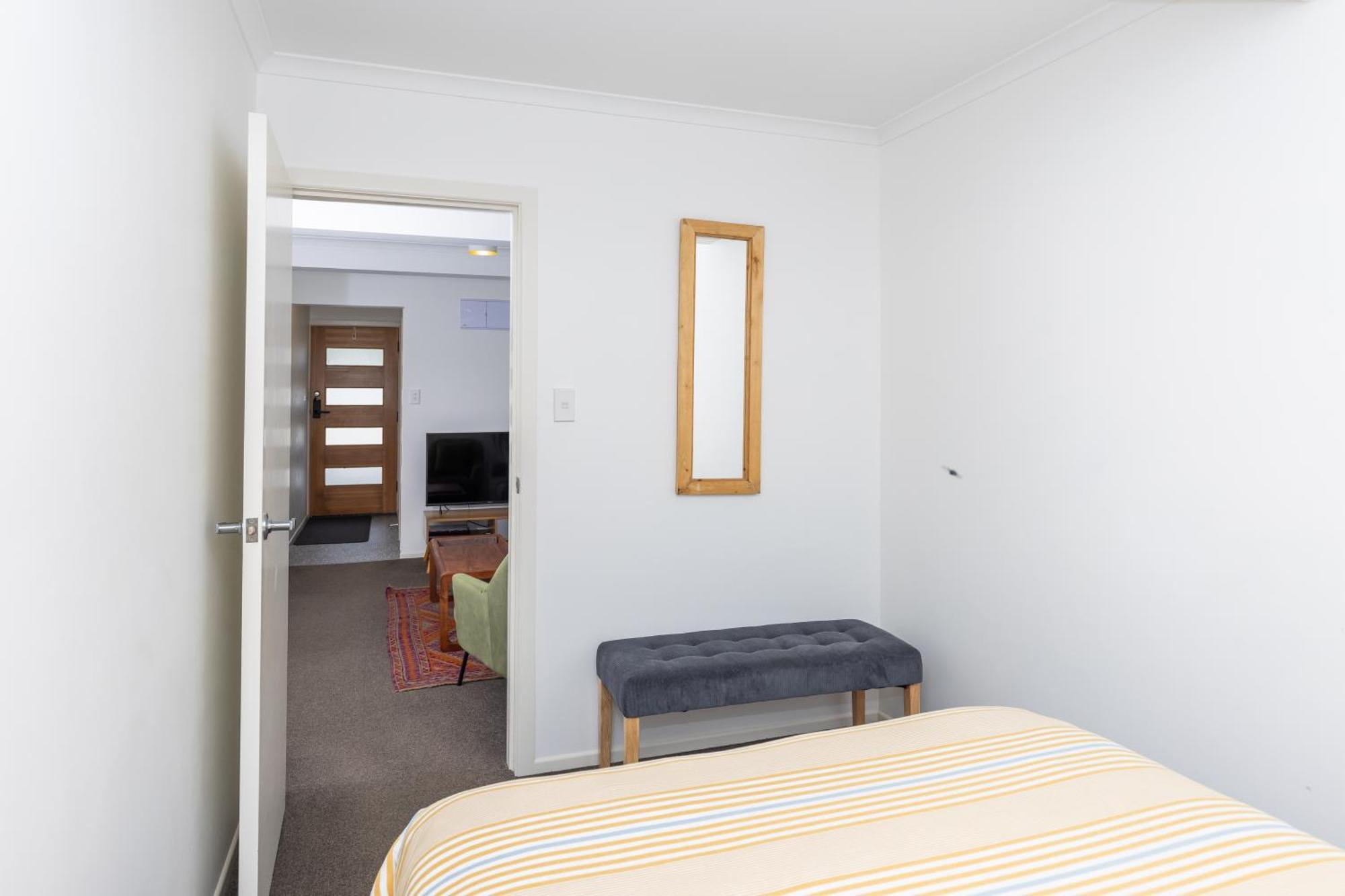 2 Bedroom Home Away From Home Near Cbd & Private Parking Hamilton Eksteriør bilde