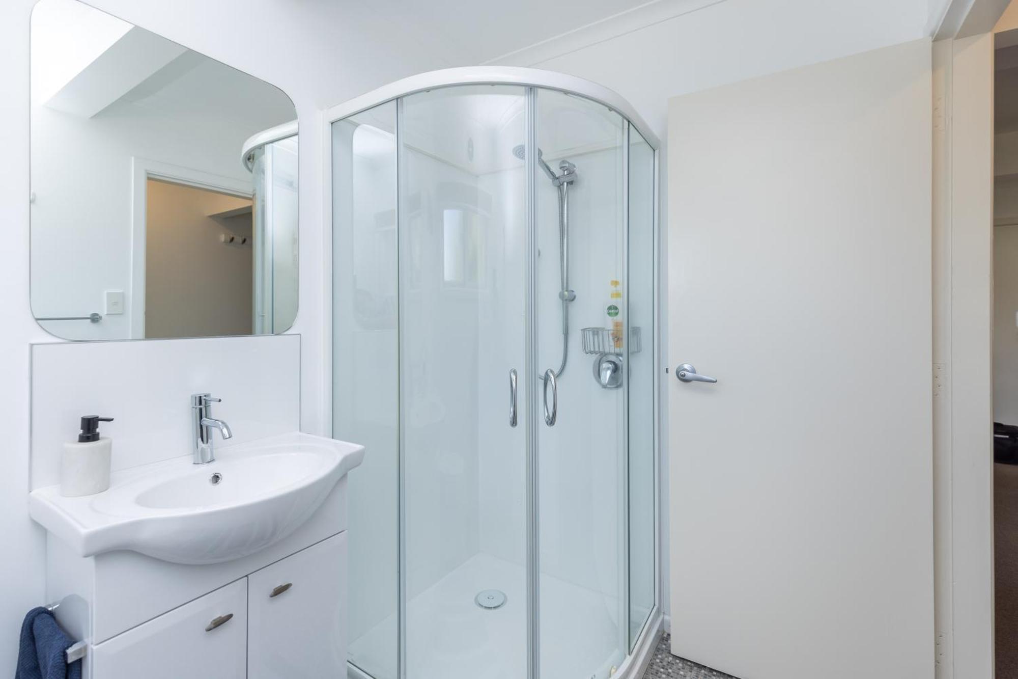 2 Bedroom Home Away From Home Near Cbd & Private Parking Hamilton Eksteriør bilde