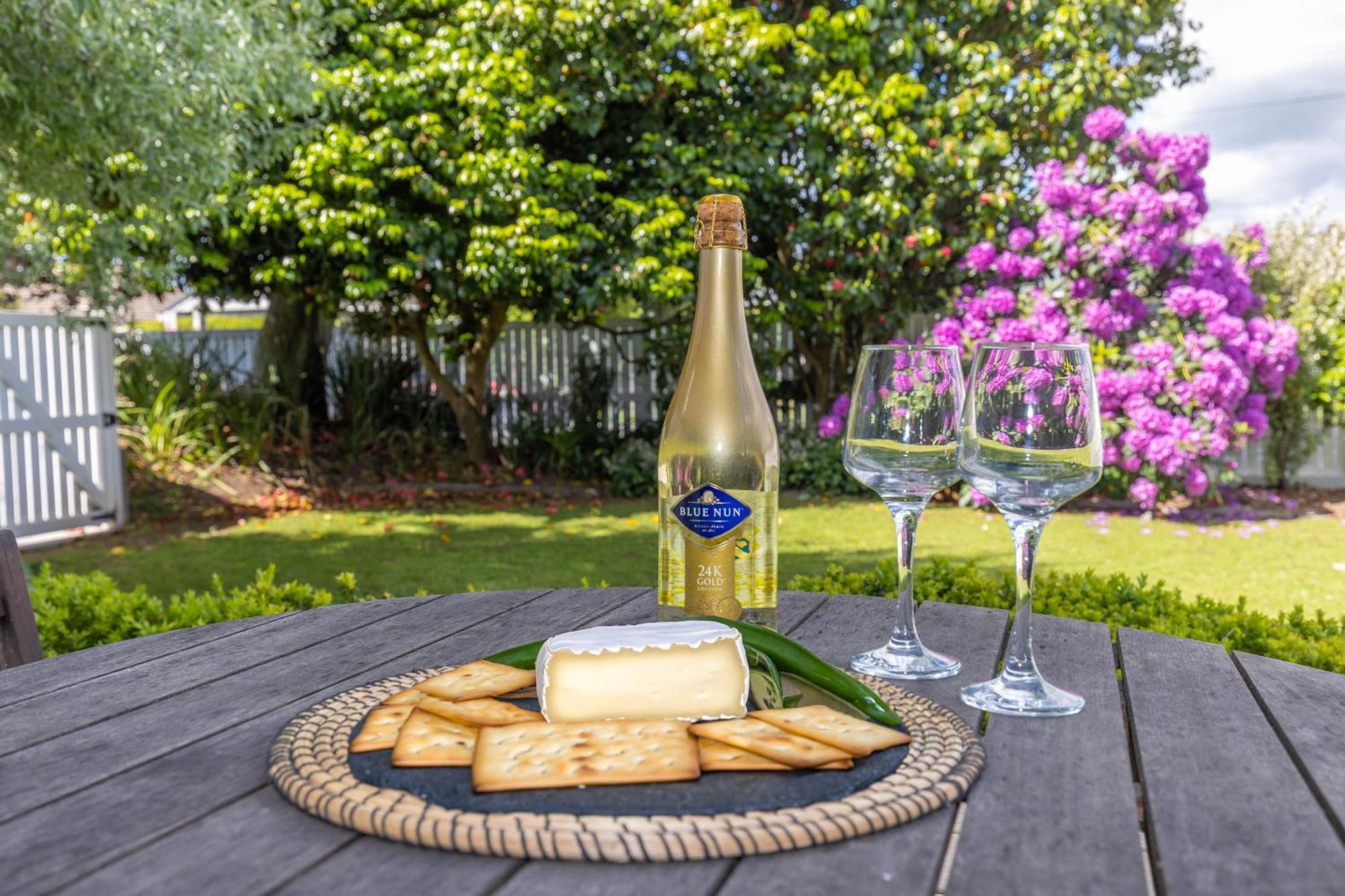 2 Bedroom Home Away From Home Near Cbd & Private Parking Hamilton Eksteriør bilde