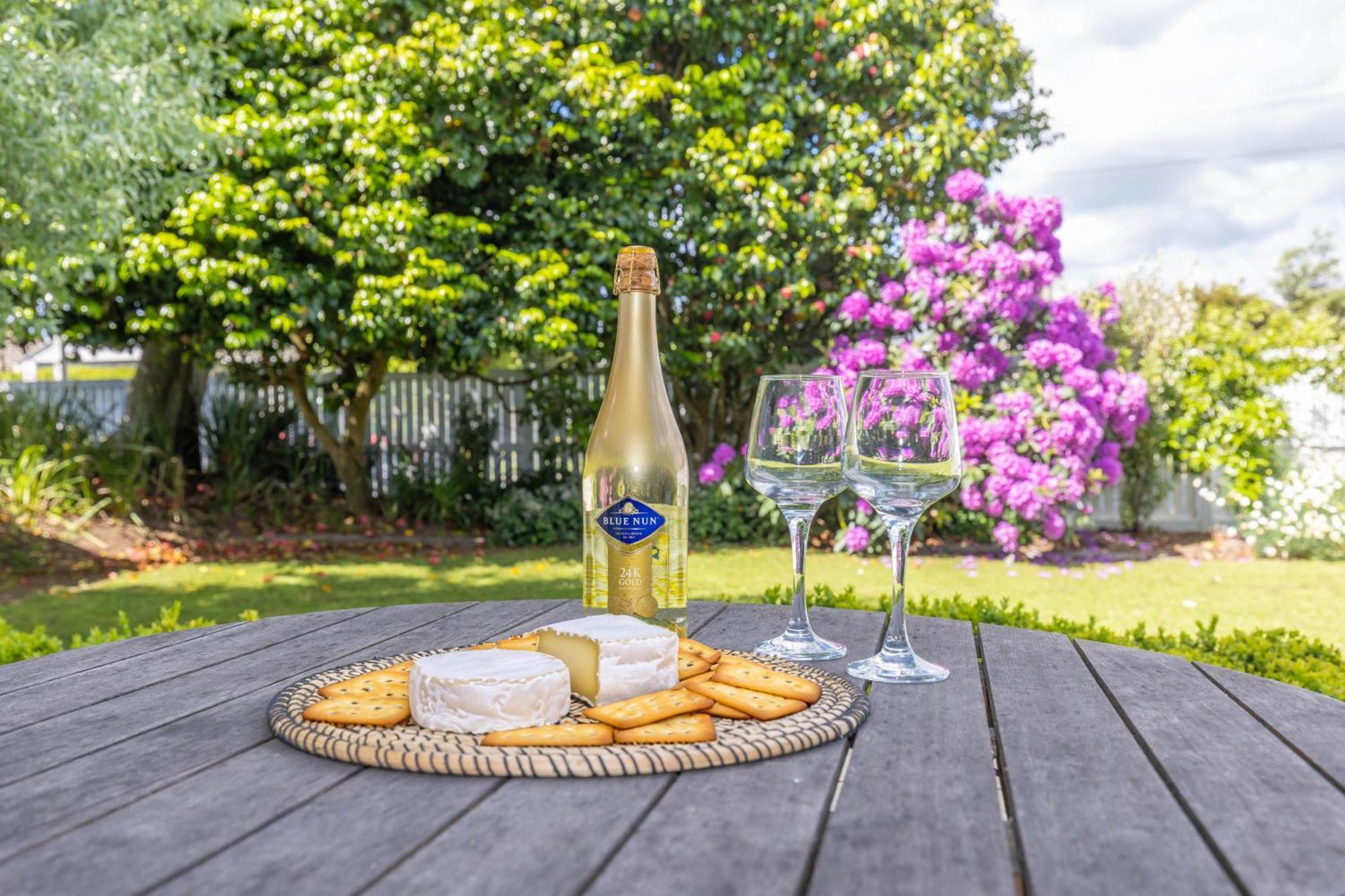 2 Bedroom Home Away From Home Near Cbd & Private Parking Hamilton Eksteriør bilde